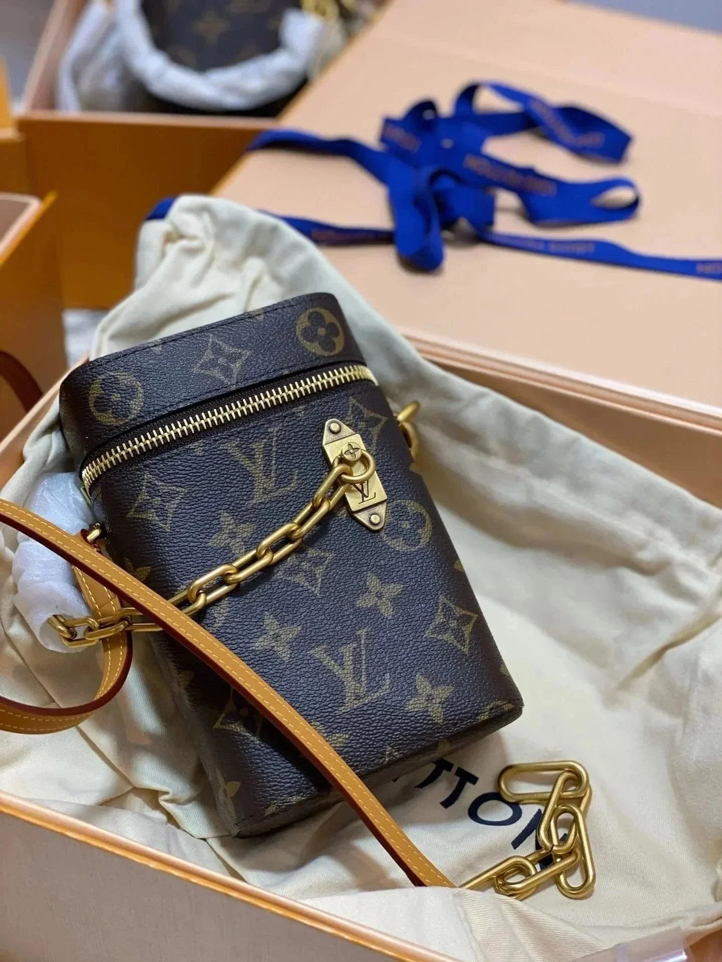 VL Handbags (2) 4