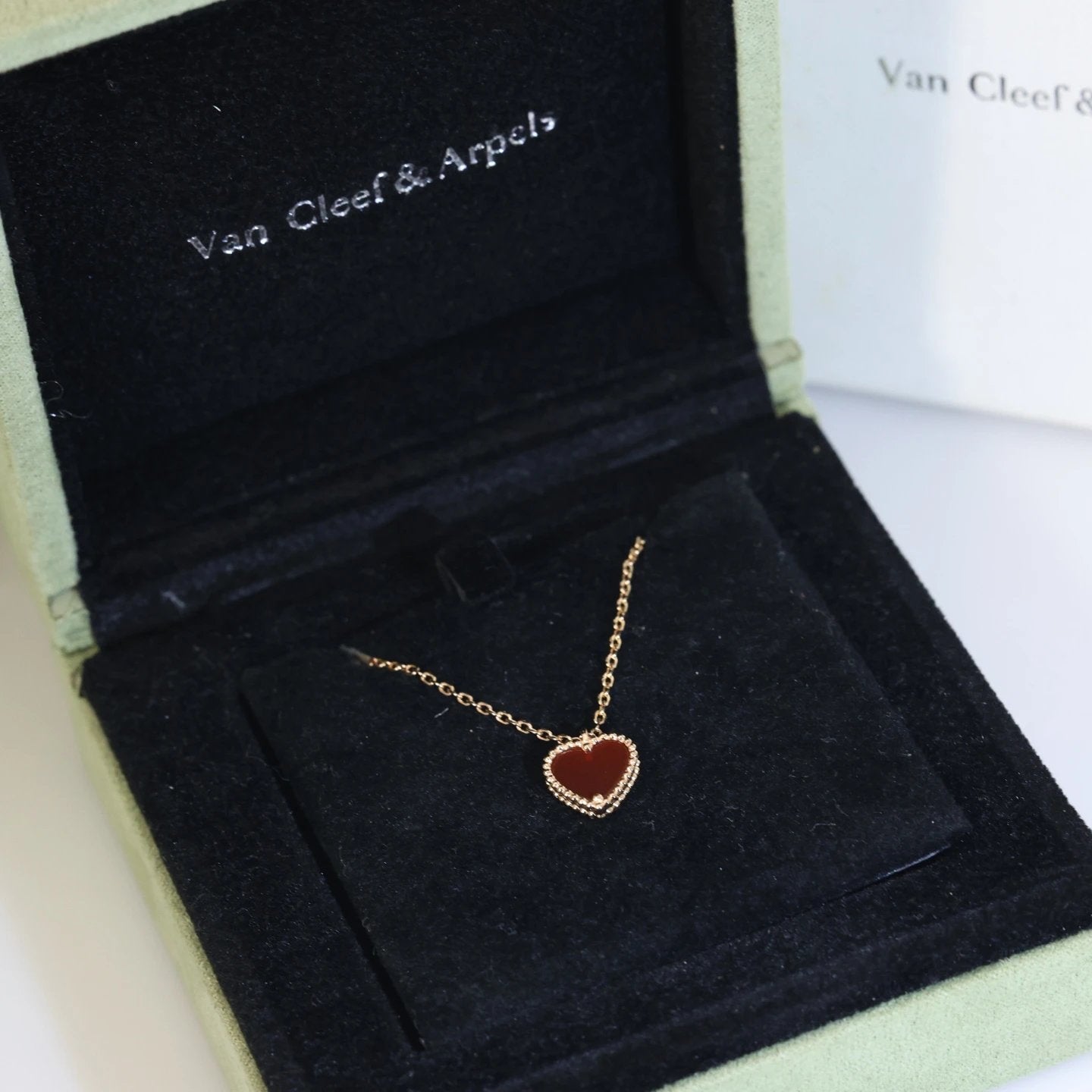 VAN CHE Women's Necklaces