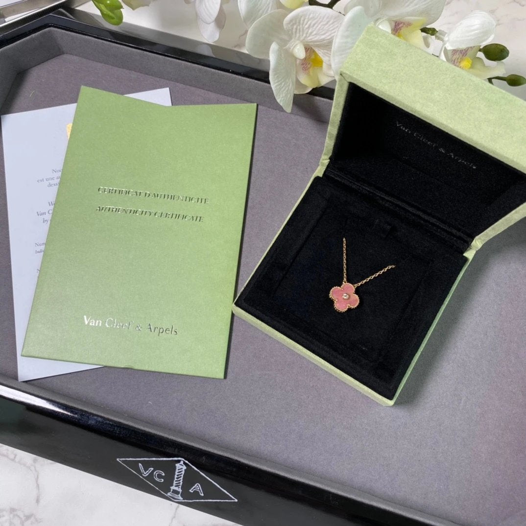 VAN CHE Women's Necklaces