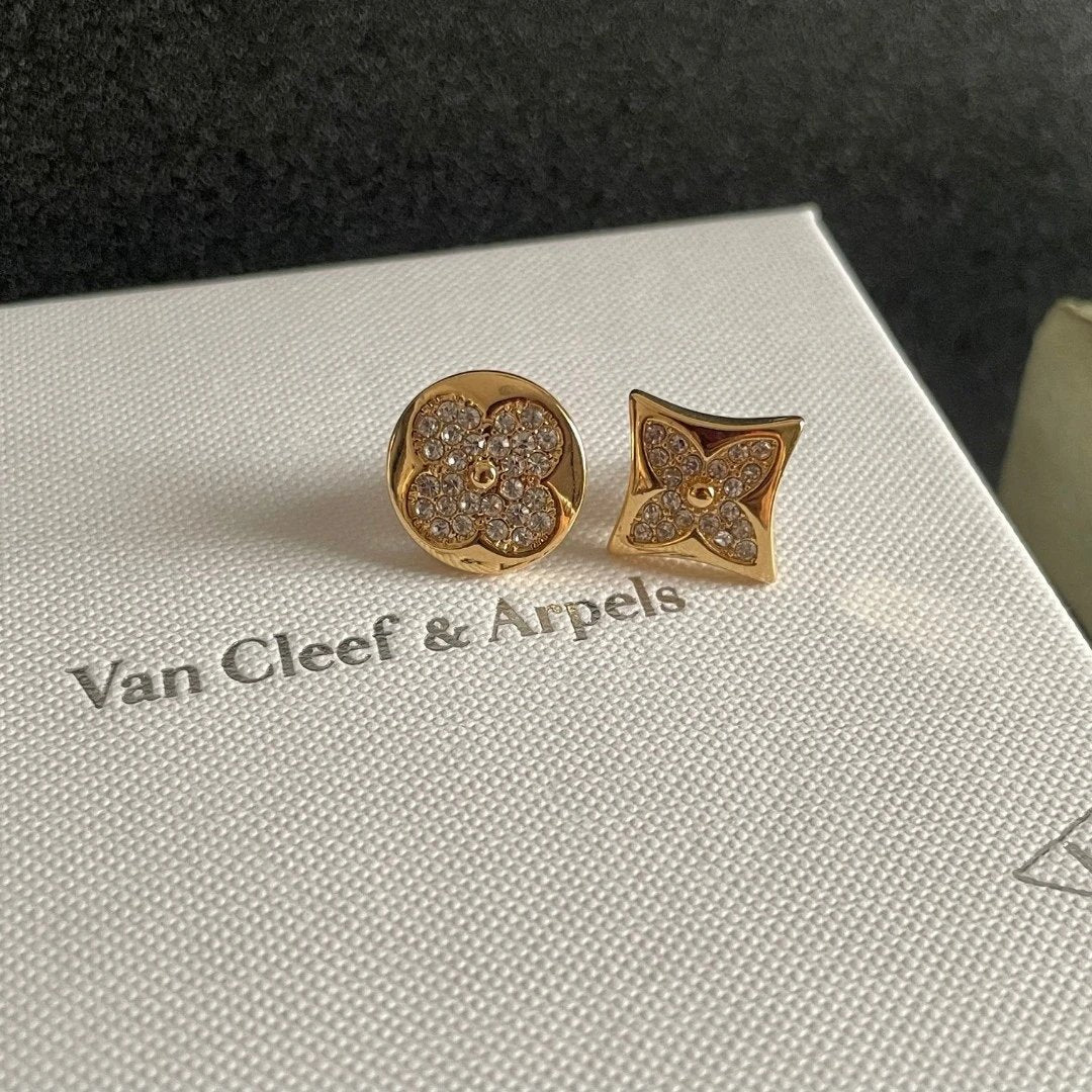 VAN CHE Women's Necklaces
