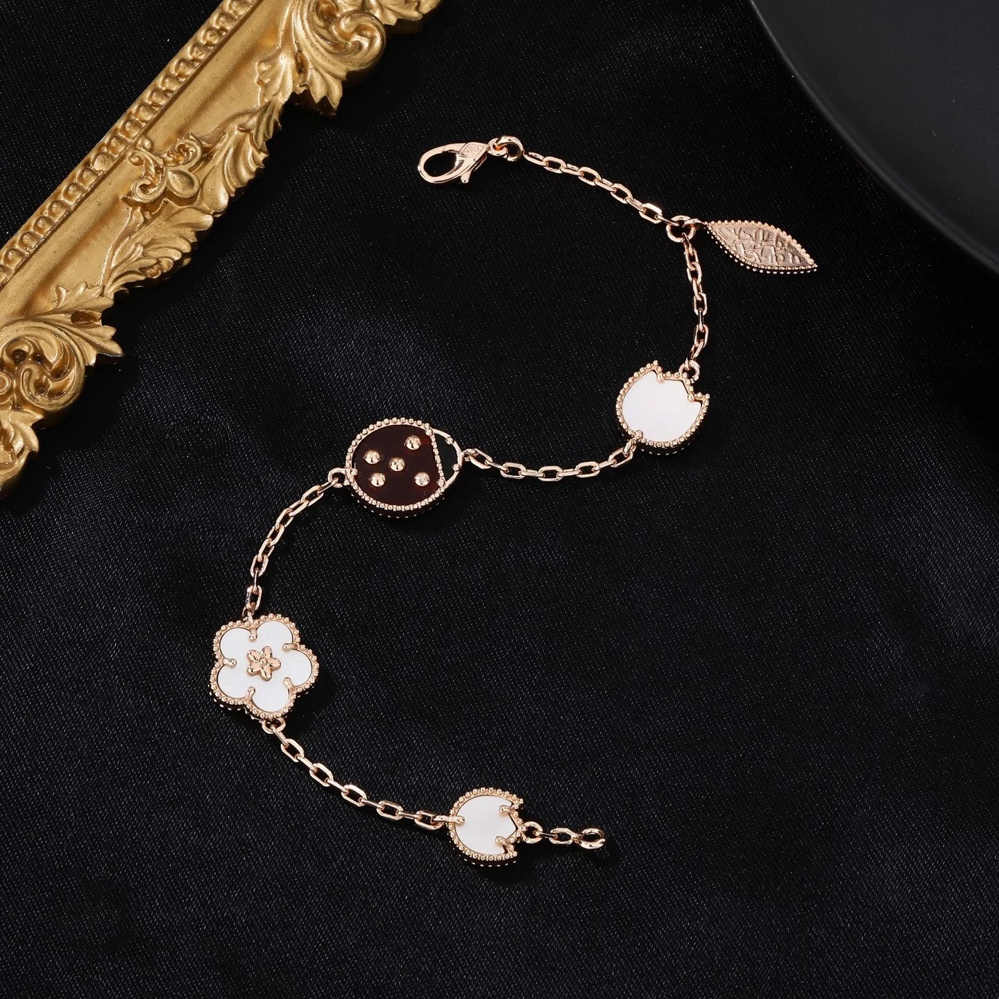 VAN CHE Women's Necklaces