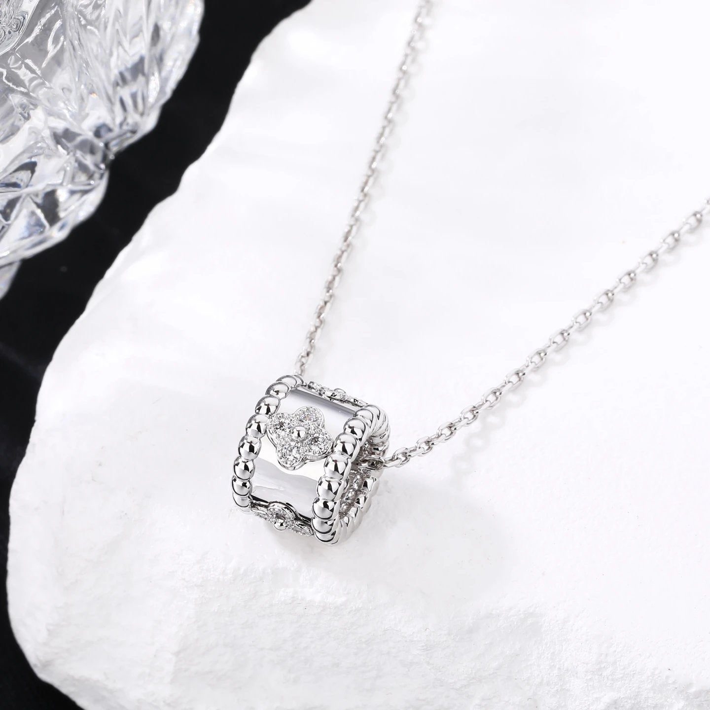 VAN CHE Women's Necklaces