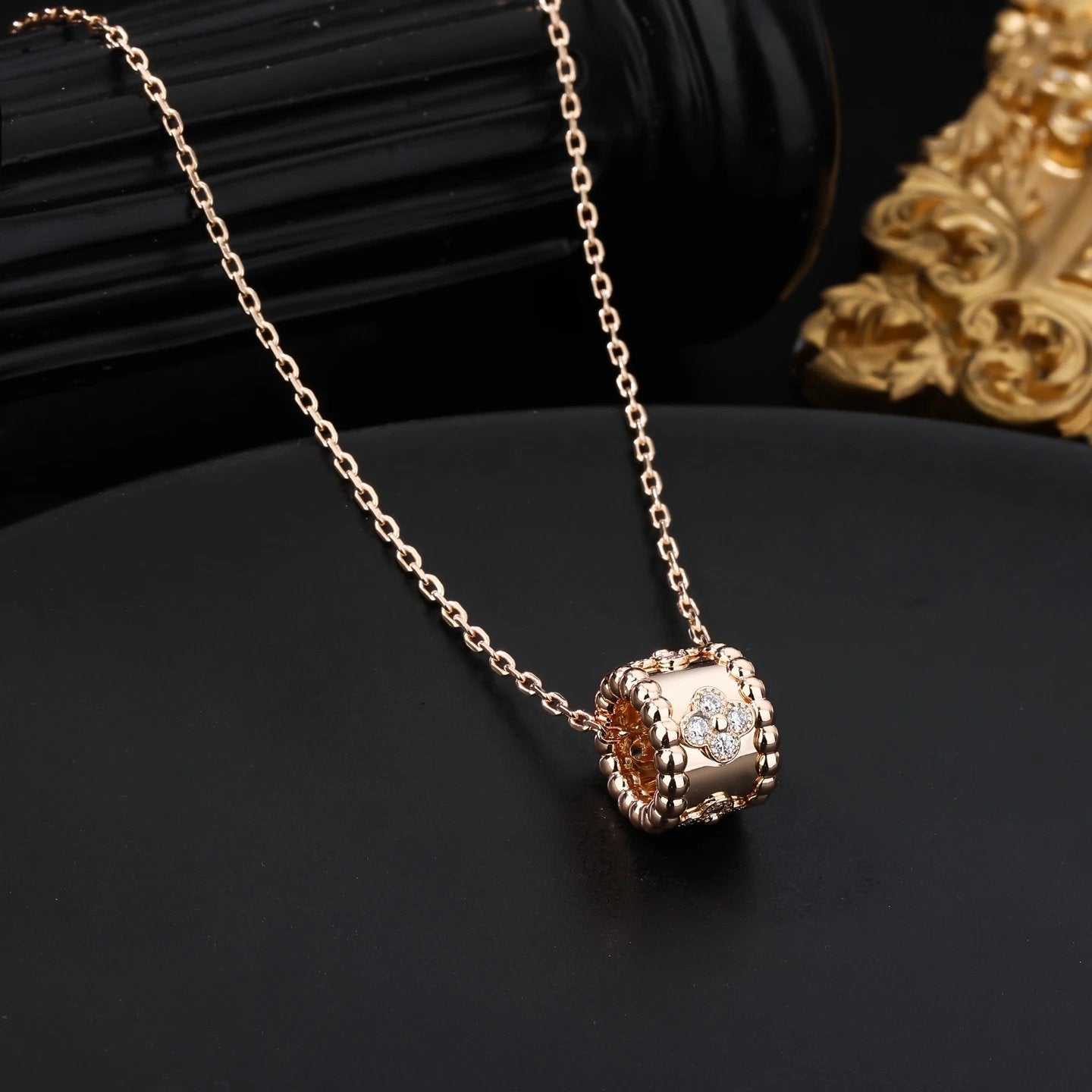 VAN CHE Women's Necklaces