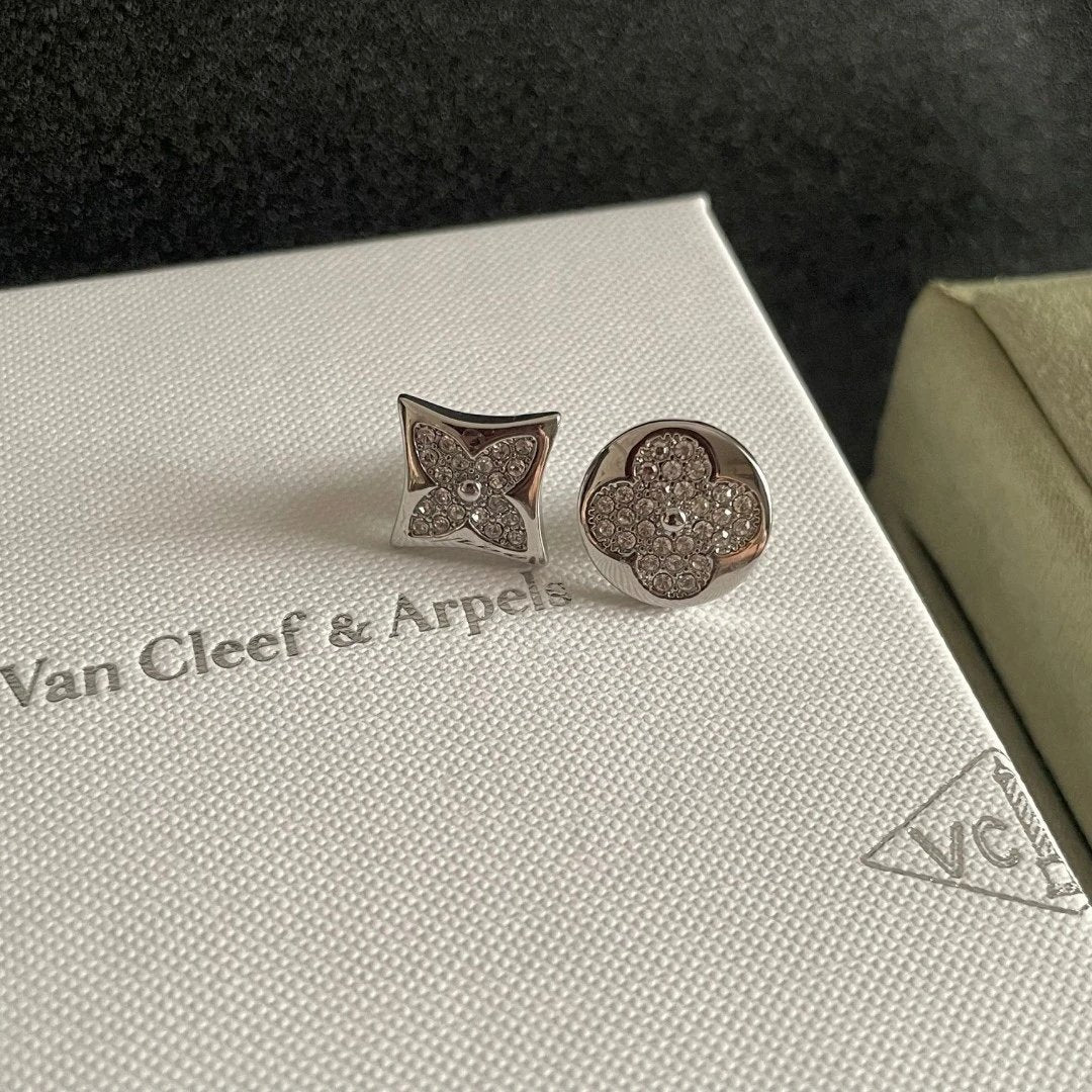 VAN CHE Women's Necklaces