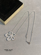 VAN CHE Women's Necklaces