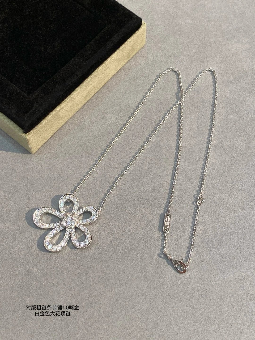 VAN CHE Women's Necklaces