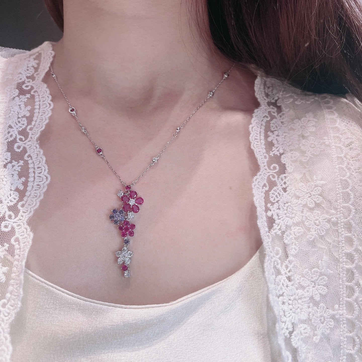 VAN CHE Women's Necklaces